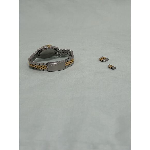 Seiko Women’s 7N83 0049; Jubilee bracelet, Fluted Bezel, 24mm Blue Sunburst Dial - Picture 3 of 5